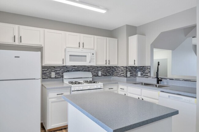 Building Photo - Stunning Newly Renovated 3 Bed - 2.5 Bath ...