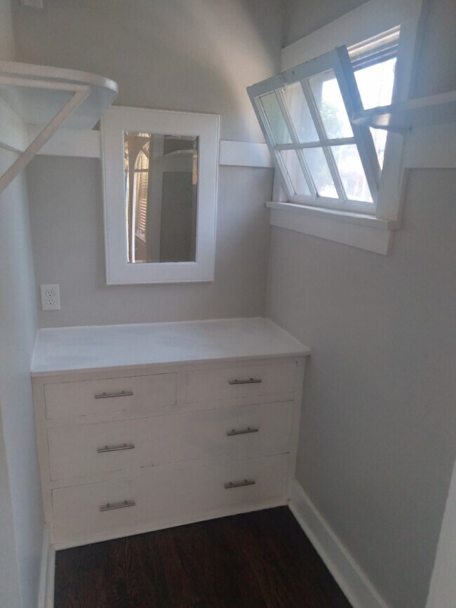 Foto del edificio - 1004 E 1st St