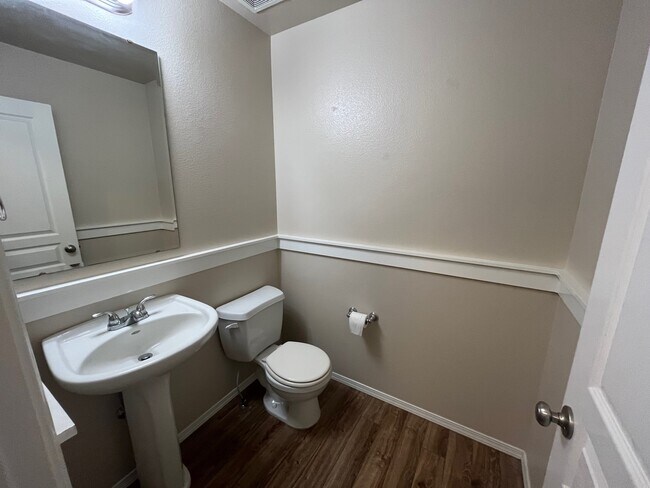 Building Photo - 614 N Carisbrooke Ave
