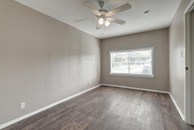 Foto del edificio - 10921 Shady Ln
