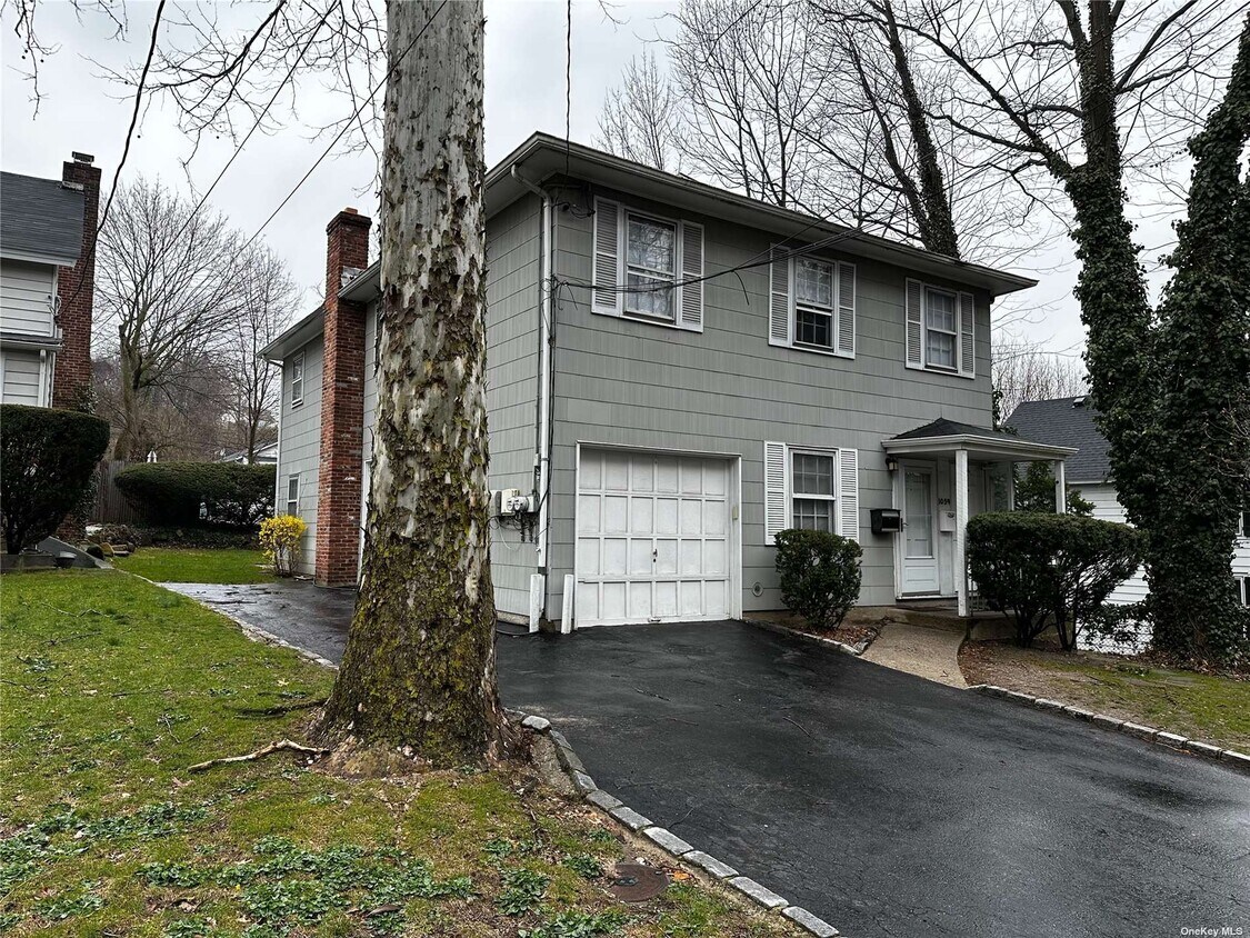 1059 Old Northern Blvd Unit 2nd Fl, Roslyn, NY 11576 Room for Rent in