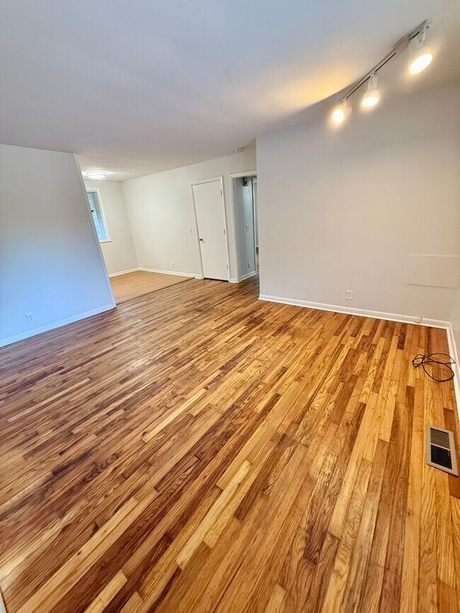 Foto del edificio - 2 BR 1 Bath Duplex with convenient airport...