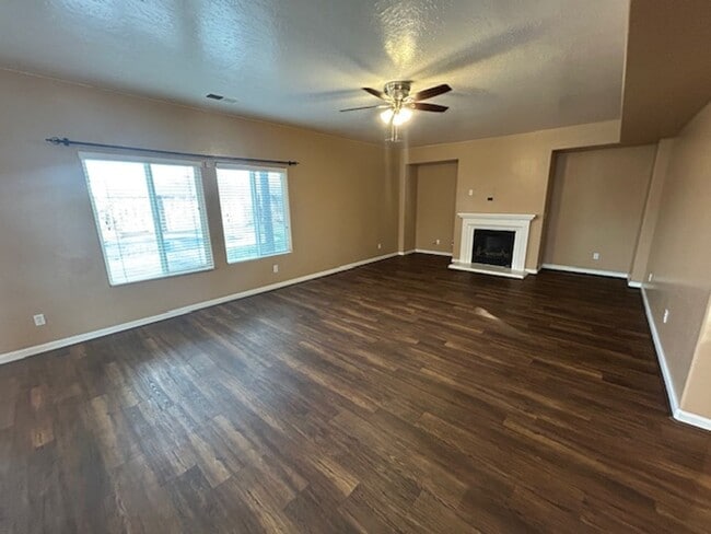 Foto del edificio - 4 Bedroom 2.5 Bathroom with pool in NW Visalia!!