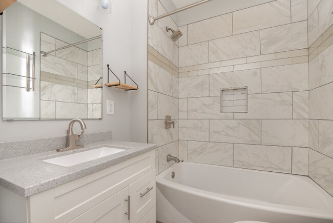 Foto del edificio - 5651 Bramble Ave