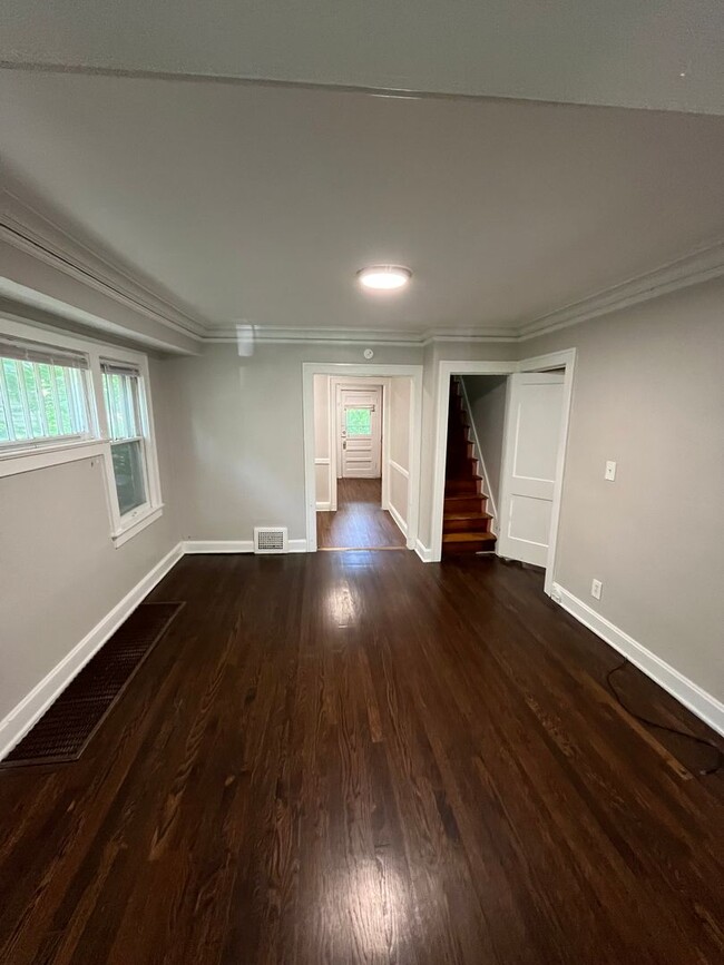 Building Photo - AVAILABLE NOW! 2 Bed 1 Bath Home! $1350.00