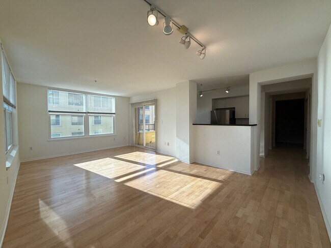 Foto del edificio - 2 Bedrooms / 2 Bathrooms – Corner Unit at Ocean Village Plaza