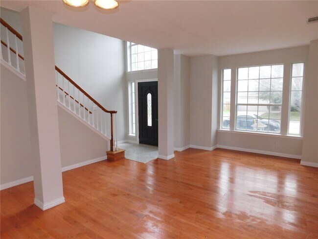 Building Photo - 703 Thrush Dr