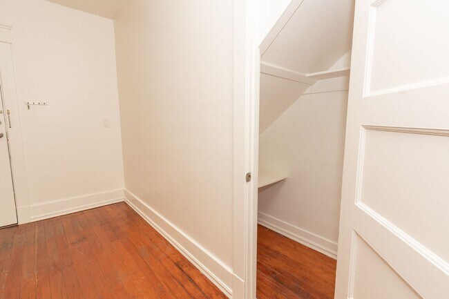 Foto del edificio - Charming 1-Bed/1-Bath Unit One Block from the Heart of Barrio Logan! $1000 DEPOSIT!