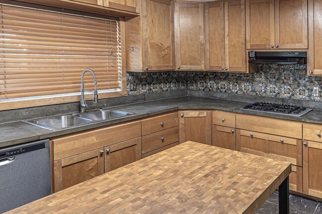 Building Photo - 3-Bed Midtown Home, Large Fenced Yard With Pool