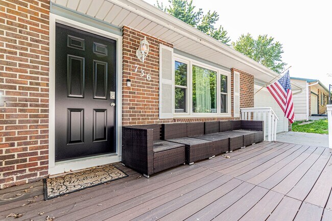 Foto del edificio - Bar Room Leading to a Relaxing Patio