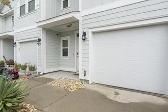Building Photo - 7522 Shadow Lake Dr