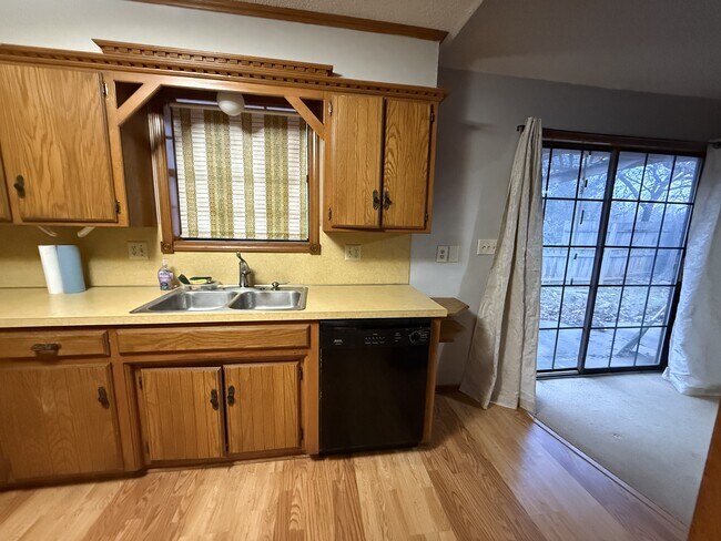 Foto del edificio - 2202 Crestwood Dr