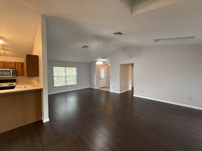 Photo - Charming 3 Bedroom with 2 Full Baths in Ca... Apartment