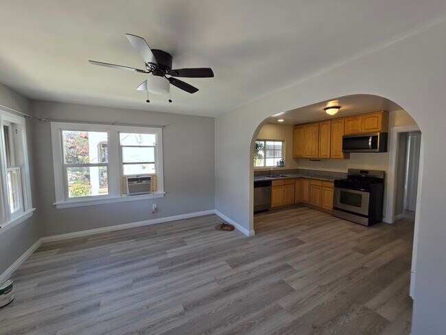 Foto del edificio - 270 Newport Ave