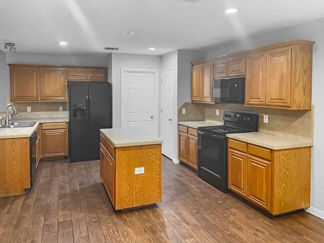 Building Photo - Move In Ready