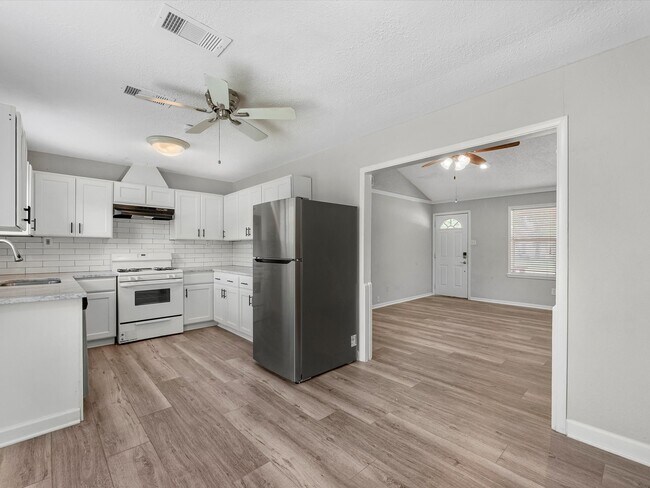 Foto del edificio - 212 N Shady Oaks St