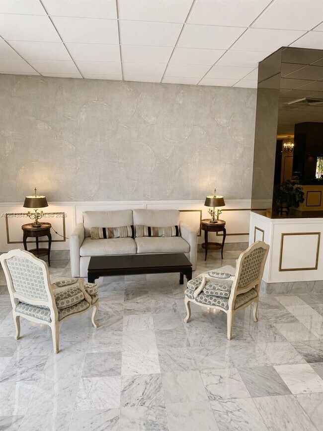 Foto del edificio - 5255 Collins Ave