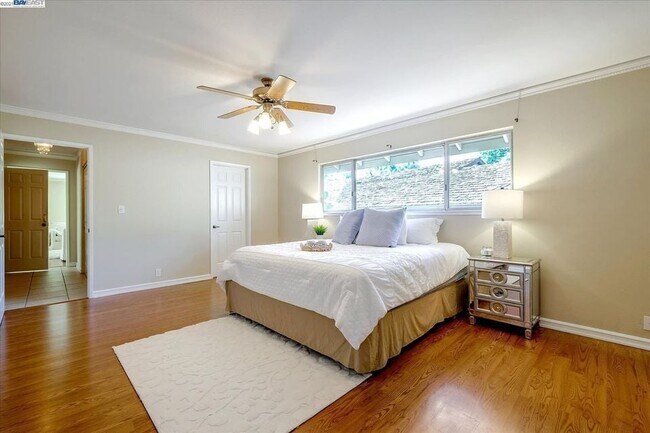 Foto del edificio - 24665 Sylvan Glen Ct