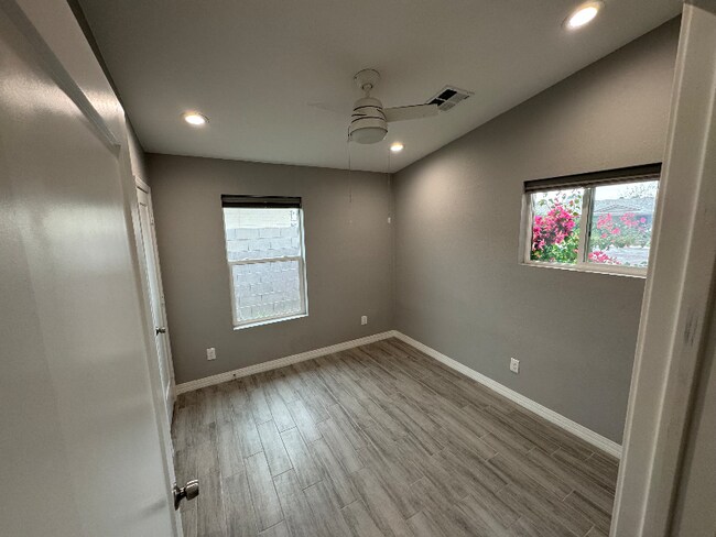 Foto del edificio - 1558 W 5th St