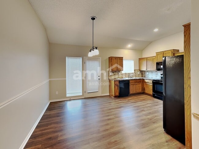 Building Photo - 643 E Apache St