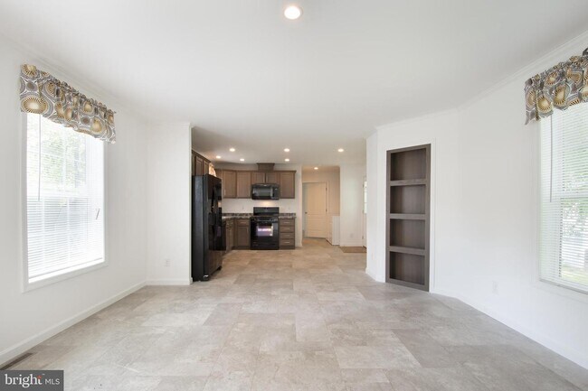 Building Photo - 15 Loxley Ln