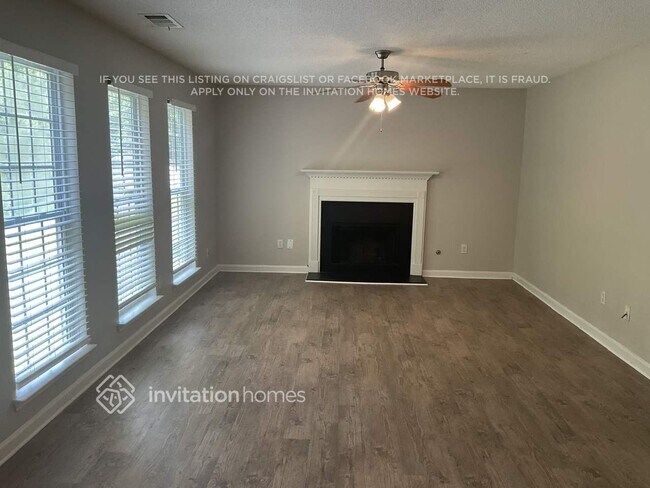 Foto del edificio - 5805 Village Loop