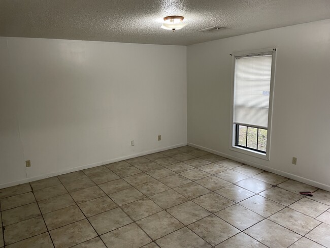 Living area - 308 E L'Anguille Ave