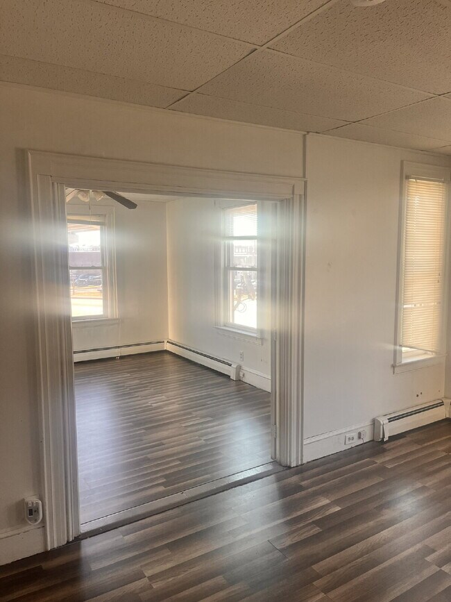 Foto del edificio - No more commute!  Walk to BIW and Downtown Bath – Renovated 3BR Apartment with Parking!