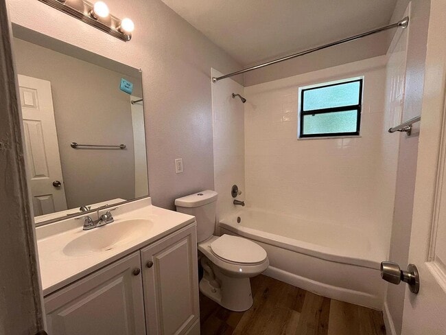 Foto del edificio - 6562 Redwood Oaks Dr
