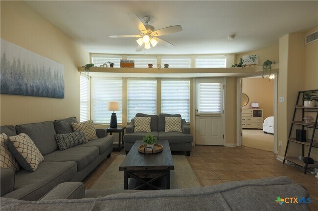 Building Photo - 421 Shadow Point