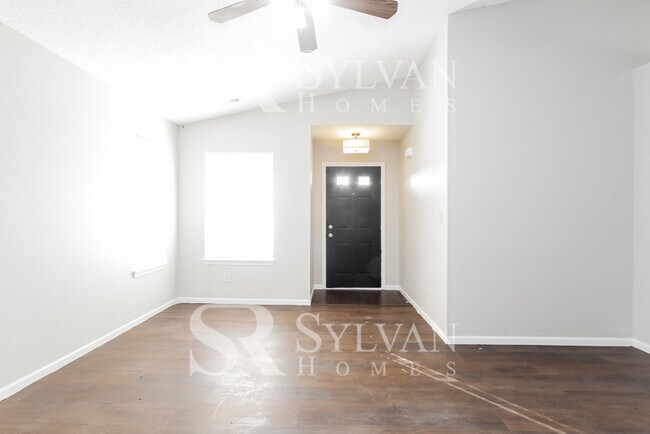 Building Photo - Enjoy one-level living in this 3 bedroom, ...