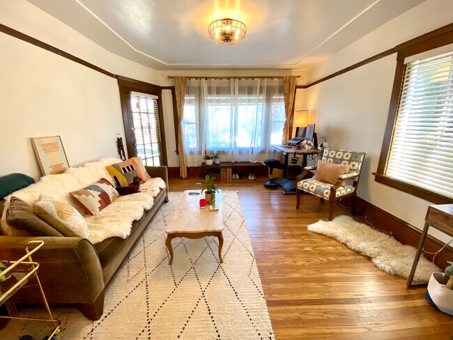 Foto del edificio - 6021 Harwood Ave