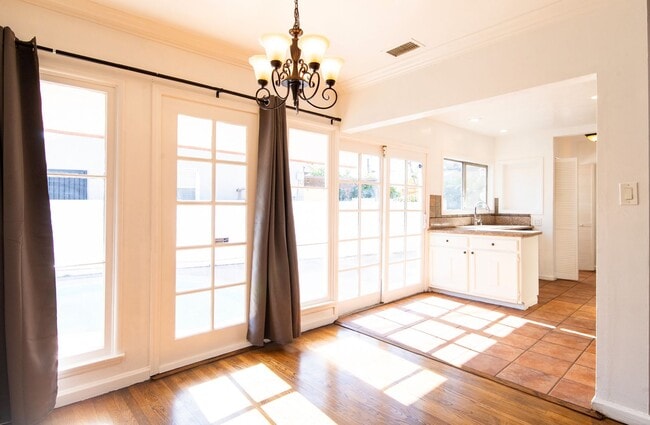 Foto del edificio - House - 3 Bedrooms / 2 Baths - Norwalk