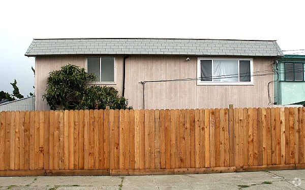 Building Photo - 1309 Burbeck Ave
