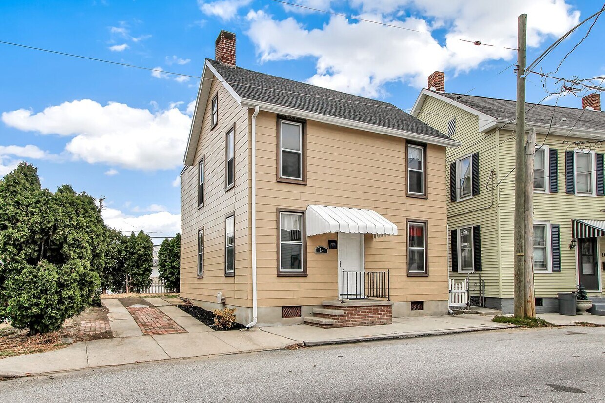 Foto principal - 3 Bedrooms, 1 Bath Home - Hanover School D...