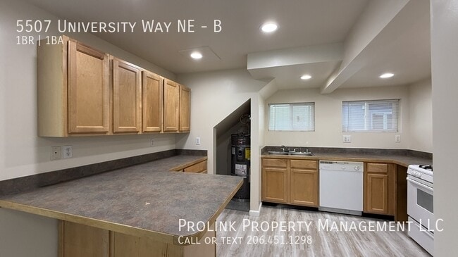 Foto del edificio - 5507 University Wy NE