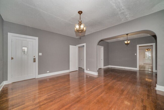 Building Photo - 2050 W. Kings Highway San Antonio TX. 78201