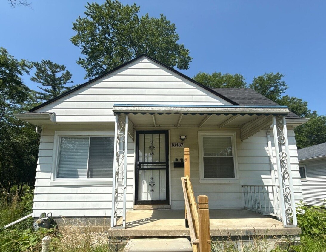 Foto principal - This beautifully updated 3-bedroom, 1-bath single-family home is ready for move-in!