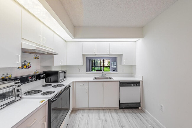 Building Photo - 12551 SW 16th Ct