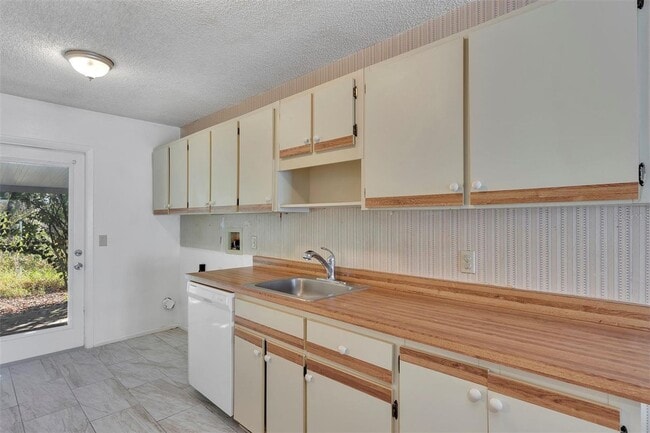 Building Photo - Comfortable & Spacious 3BR Condo with Built-In Closets and Backyard Patio in Tavares Community