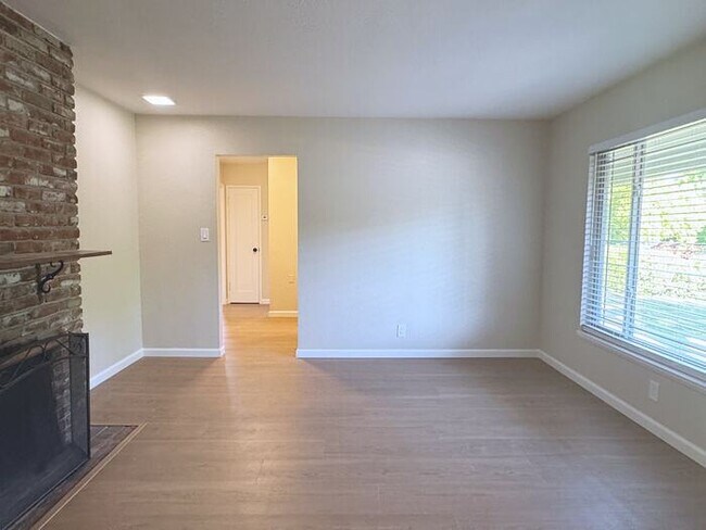 Foto del edificio - Cute 3 Bedroom Home Close to Shopping