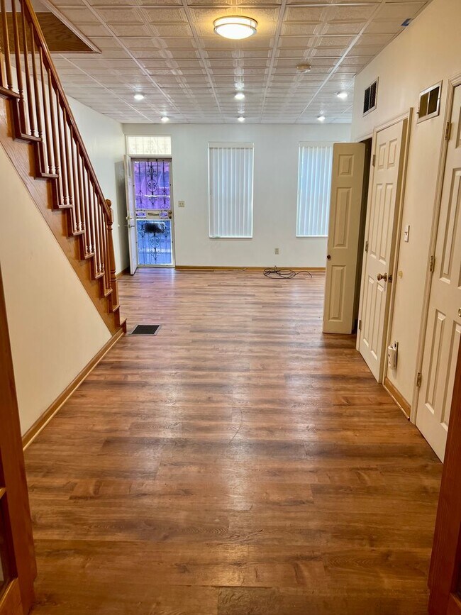 Foto del edificio - Stunning 4-Bedroom Townhouse in East Passy...