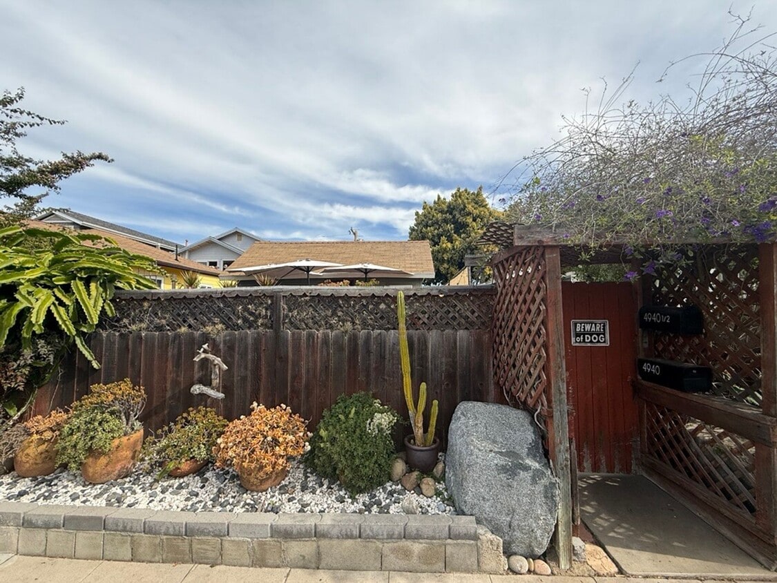 Building Photo - Coastal Living at its Finest: 2BD Ocean Beach Cottage!
