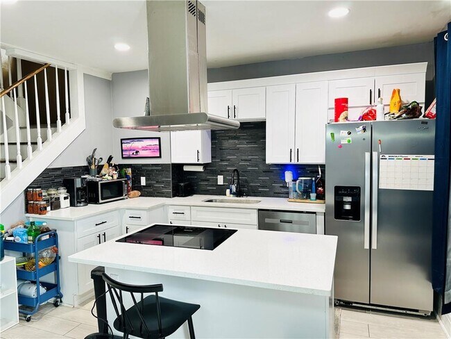 Foto del edificio - 351 E 7th St