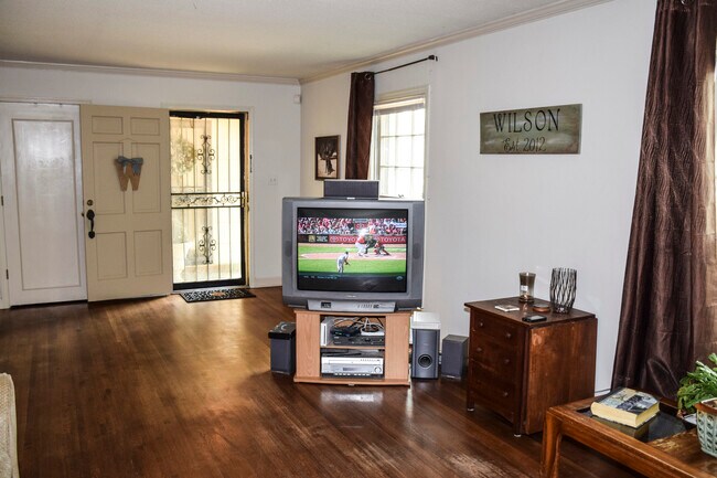 Foto del edificio - 598 Country Club Ln