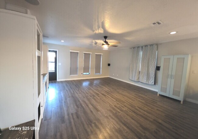 Building Photo - "Charming 2-Bed, 2-Bath Townhouse with Coz...