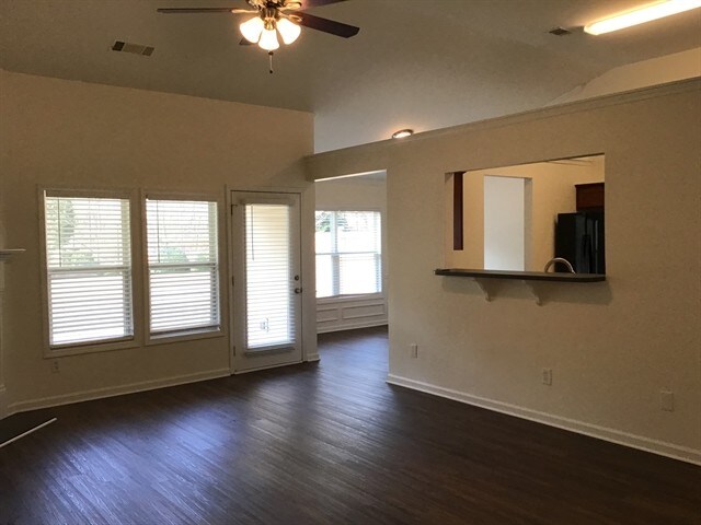 Foto del edificio - 2512 Walnut Tree Ln