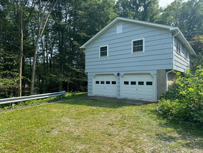 Building Photo - 15 Carriage Dr