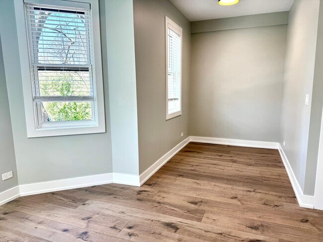 Foto del edificio - 1709 N Maplewood Ave