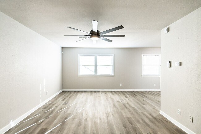 Building Photo - 2 Bedroom House With An Isolated Room In B...
